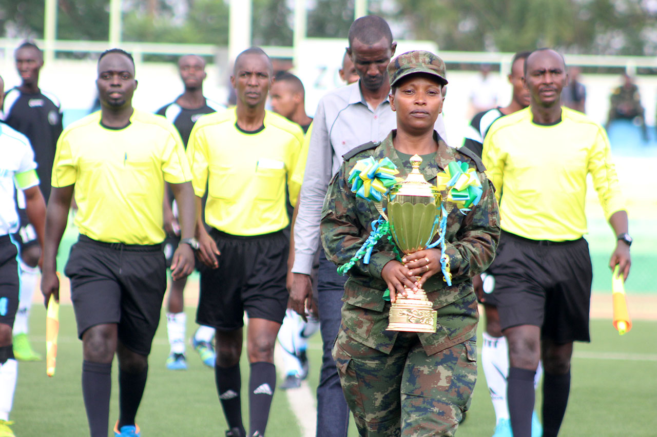 Igikombe bahataniraga ubwo cyagezwaga ku kibuga