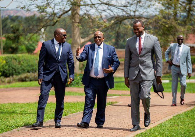 Ambasaderi Gobopang Duke Lefhoko (hagati) wa Botswana