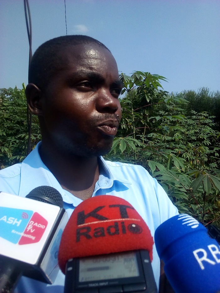 Hitabatuma Daniel, umwe mu baturage wabeshywe guhabwa amashanyarazi