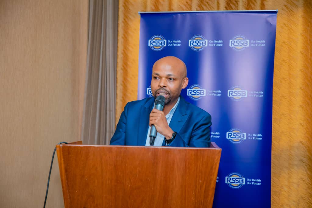 Umuyobozi muri RSSB ushinzwe ibigenerwa Abanyamuryango, Dr Regis Hitimana, aganira n