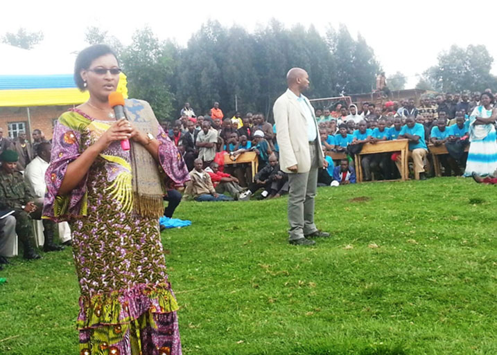 Hon Mukabalisa aganira n'abaturage ba Bugeshi na Mudende.