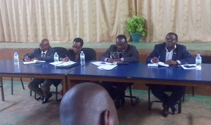 Hon senateri Sindikubwabo Jean Nepomscene uyoboye iri tsinda, avuga ko kuba indimi zitanganya amasaha zigishwamo atari ikibazo. Icy'ingezi ngo ni uko habayeheho kuvugurura integanyanyigisho indimi zose zigashyirwamo.