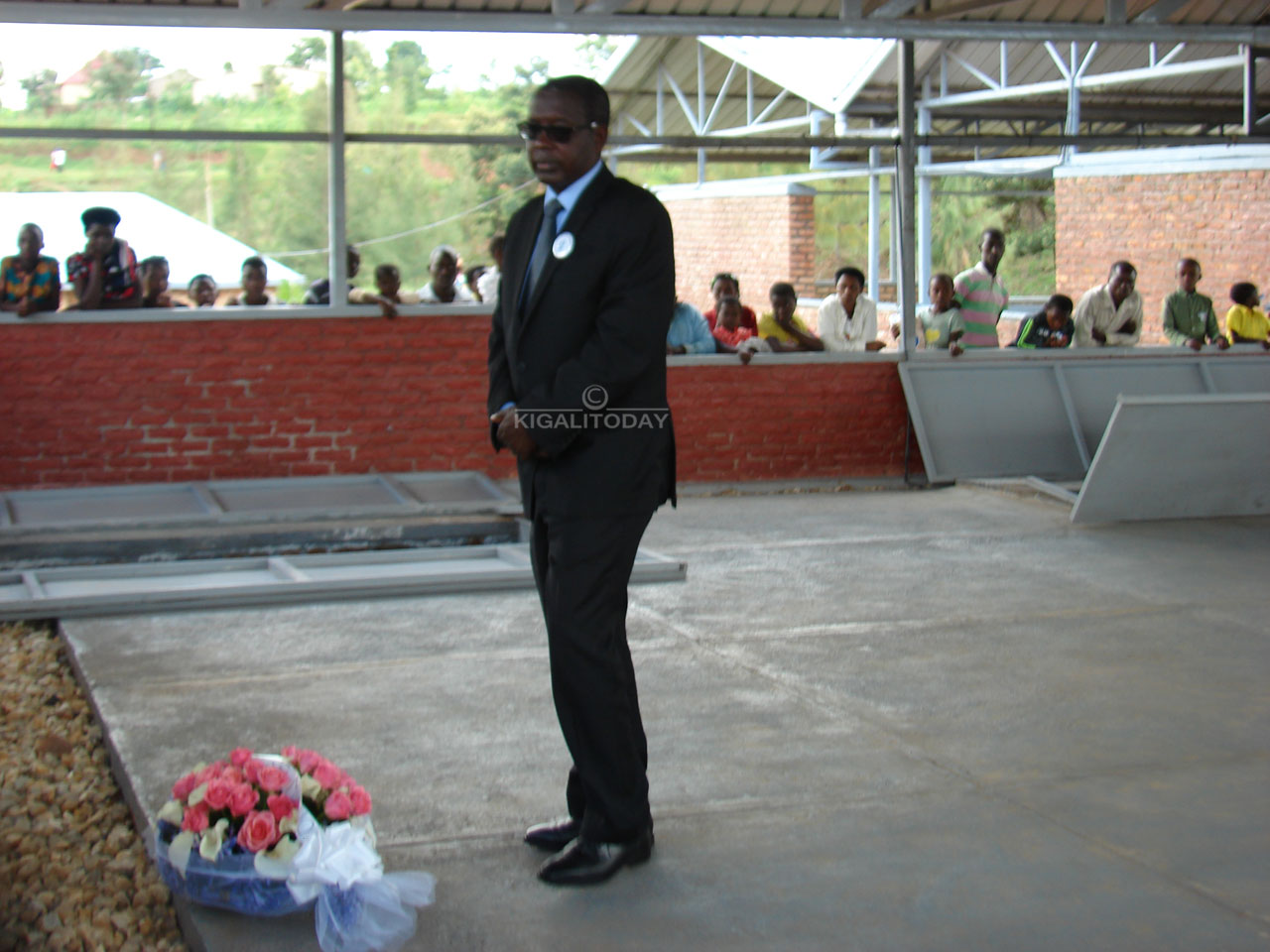 Hon. Depute Kalisa Evariste witabiriye uwo muhango ashyira indabo ku mva