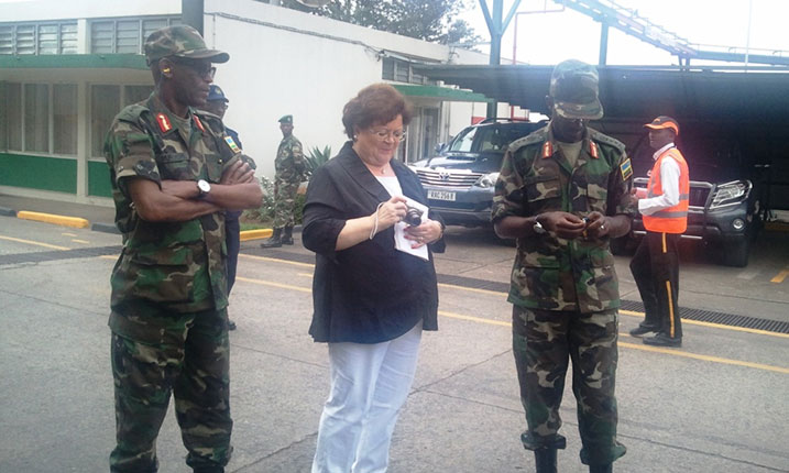 Hon Anita ari kumwe n'abayobozi b'ingabo mu Ntara y'Uburengerazuba.