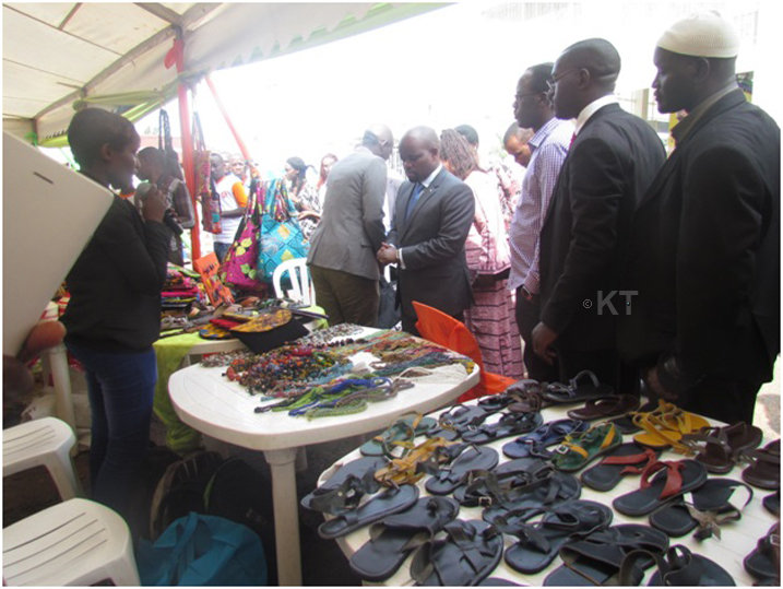 Hon.Minisitiri w'urubyiruko Philbert Nsengimana asura stands urubyiruko rumurikiraho ibikorwa byarwo.