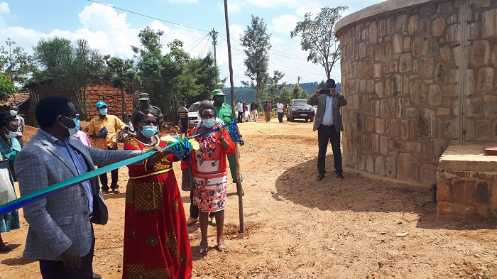 Depite Murebwayire Christine n'ubuyobozi bunyuranye mu Karere ka Gakenke bashyikiriza abaturage amazi