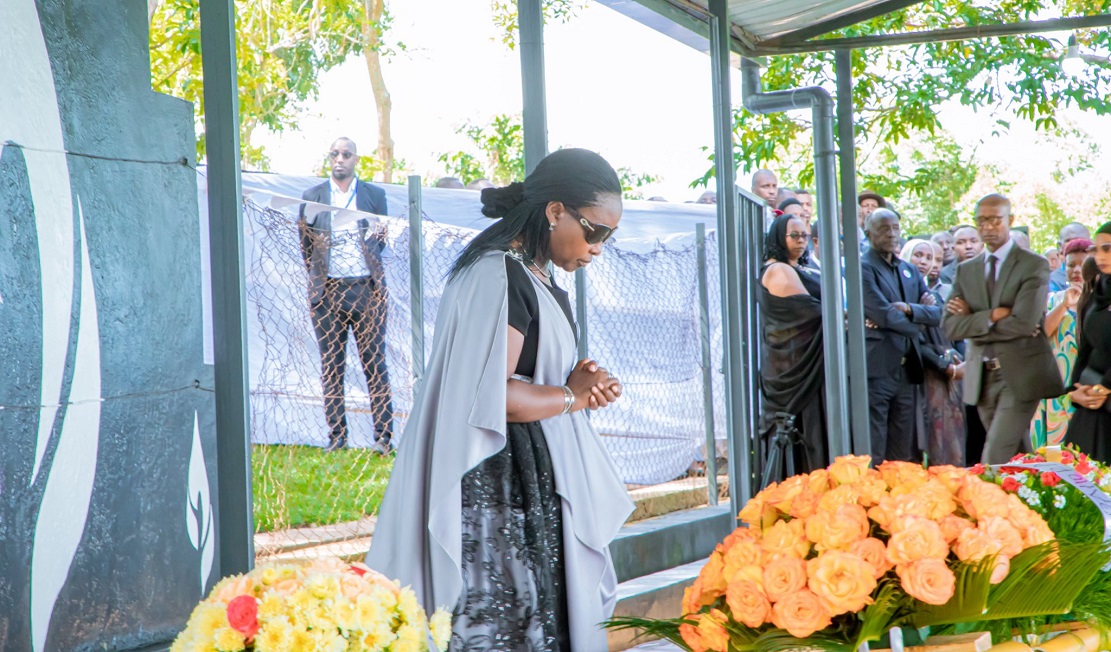 Hon. Nyirahabimana yunamiye inzirakarengane ziruhukiye i Mwulire