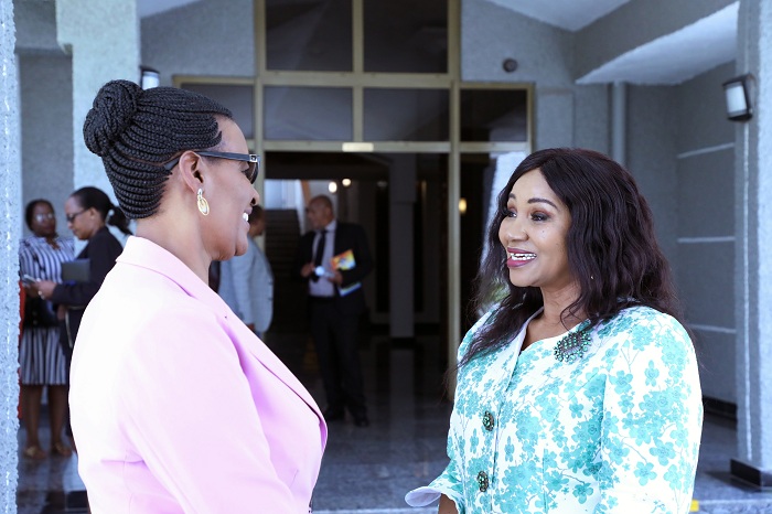 Hon Mukabalisa aganira na Hon Lindiwe Dlamini