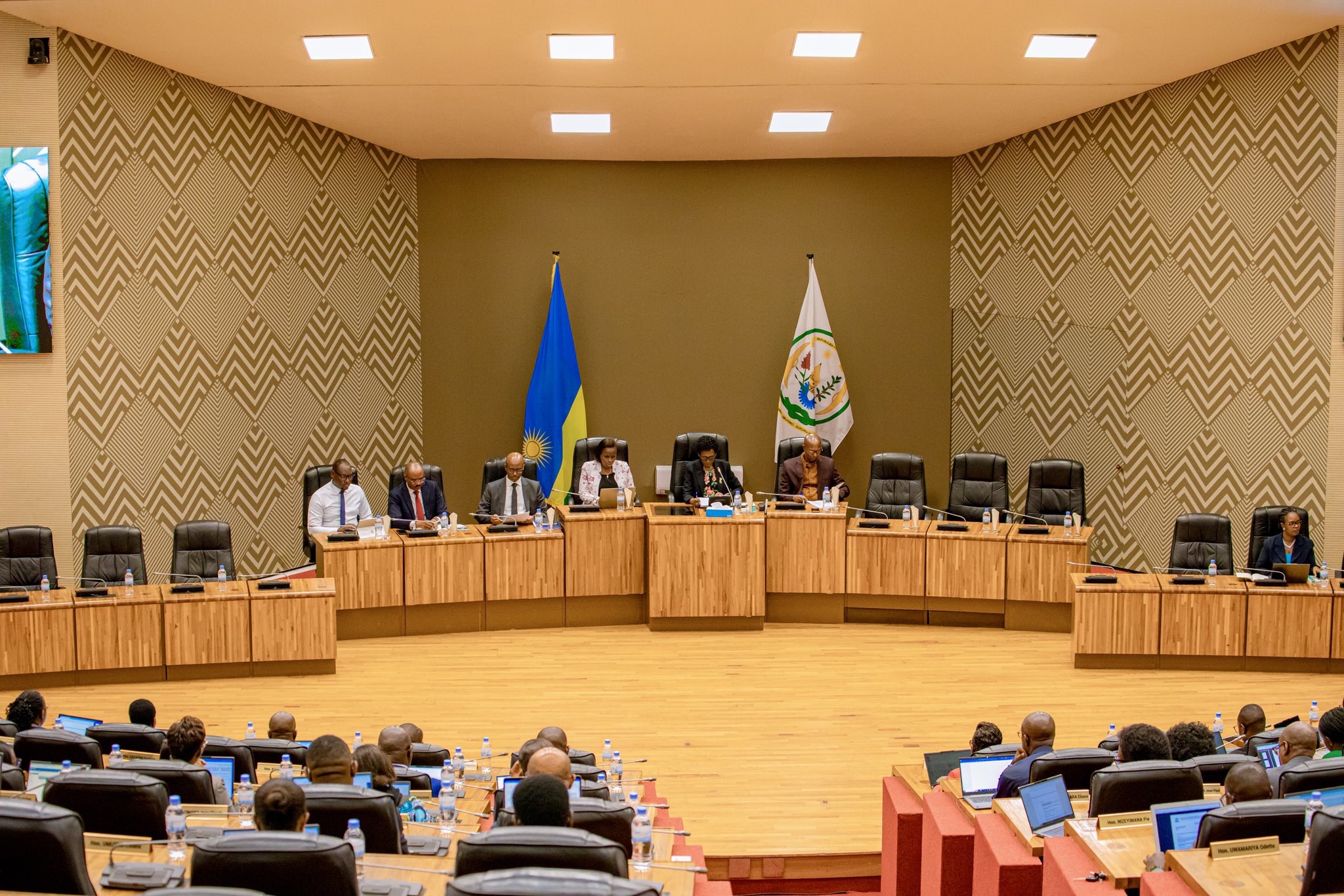 Abadepite basobanuriwe akamaro ko kuvugurura ayo mategeko