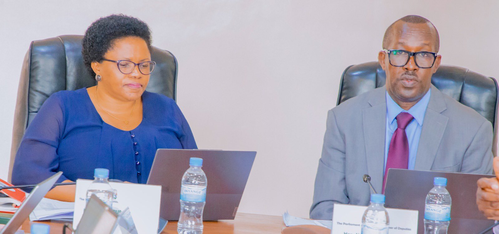 Hon Nabahire Anastse (iburyo) muri ibyo biganiro