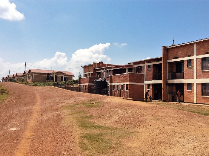 Amazu batujwemo arimo n'ayubatse ajya ejuru