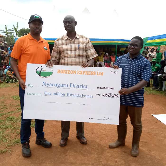 Horizon Express yatanze amafaranga miliyoni yagenewe kugurira mituweli abatishoboye bo mu Karere ka Nyaruguru. Sheki yakiriwe na Minisitri w