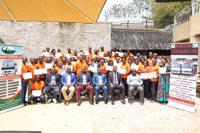 Bamwe mu bakozi ba Horizon express bahawe ubumenyi buzatuma barushaho gukora neza akazi kabo