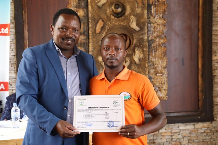 Umuyobozi w'Ishyirahamwe ry'ibigo bishinzwe gutwara abagenzi mu Rwanda (ATPR) atanga impamyabushobozi kuri umwe mu bakozi ba Horizon Express basoje amahugurwa y'amezi ane