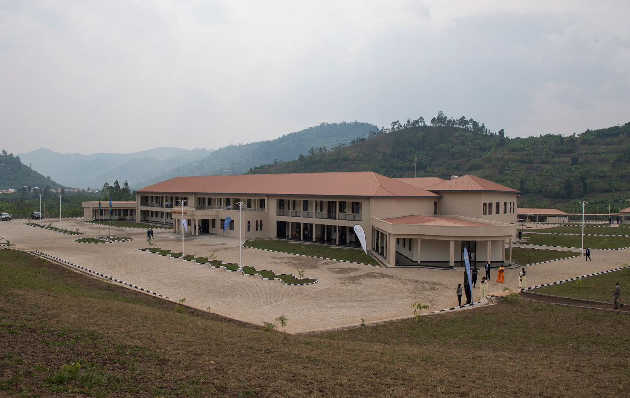 Ibi bitaro bizakira abantu benshi bavunikaga bakora ibirometero bitandatu