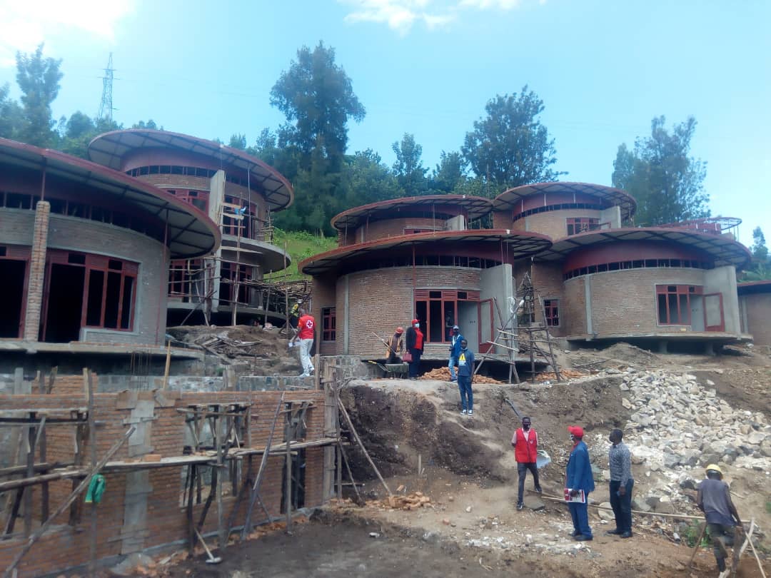 Barimo kubaka hoteli izafasha kwishakamo ubushobozi bwo gufasha abababaye