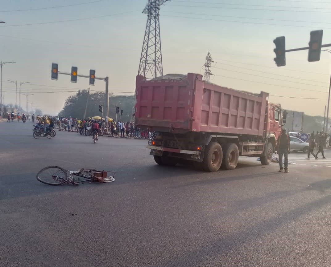 Imodoka ya Howo yagonze igare umugenzi ahasiga ubuzima