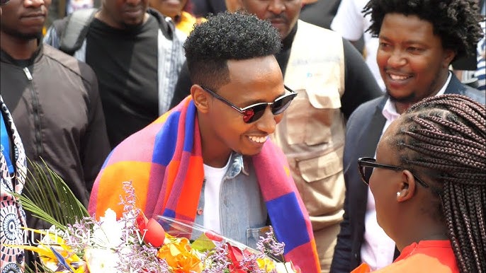 Mbonyi akigera ku kibuga cy'indege yakirijwe indabo