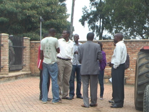 Bamwe mu barega Radiyo Huguka bari kumwe n