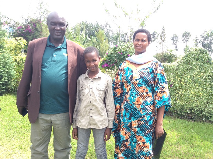 Humura Elvin yatsinze ikizamini gisoza amashuri abanza biba ishema ku muryango we