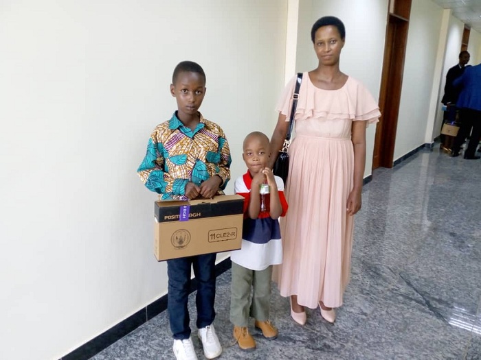 Humura Elvin yaherekejwe n'umubyeyi we ubwo yazaga gufata igihembo