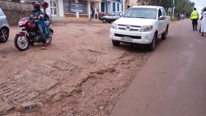 Amazi y'imvura agenda acukura uyu muhanda.