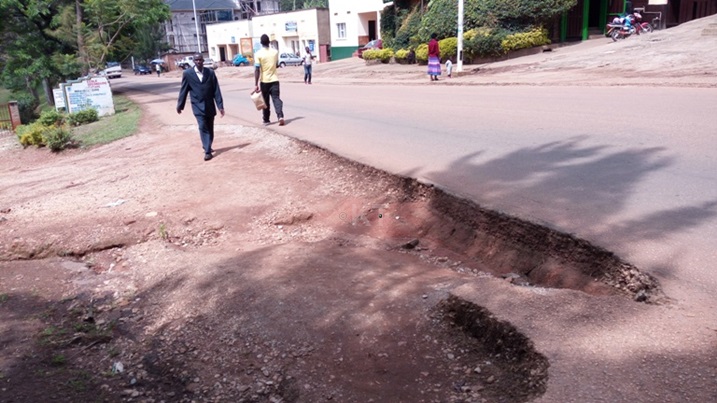 Ku gice cyo hepfo cy'umuhanda ugana kuri Hotel Credo.