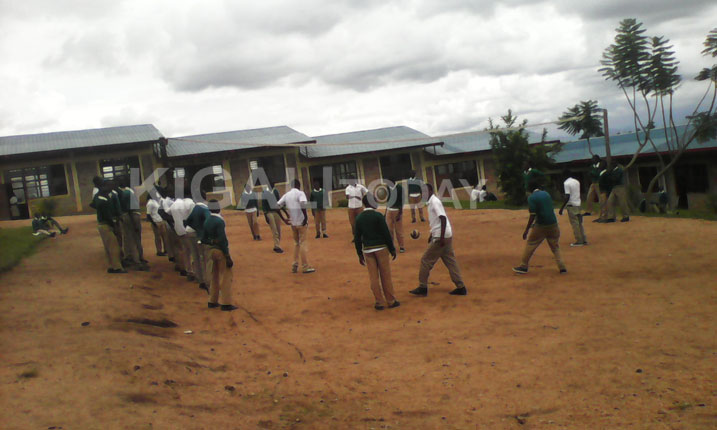 Mu gihe abandi barimo kurya abataratanga amafaranga bajya kuba bakina.