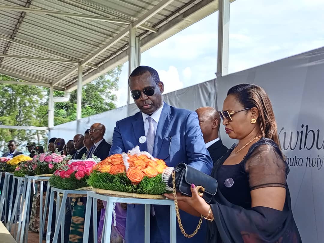 Amb. Karabaranga, yunamiye abaruhukiye mu rwibutso rwa Jenoside rwa Ngoma harimo n'abo mu muryango we