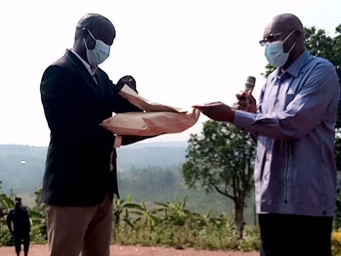 Perezida wa SENA ashyikiriza ubwo bufasha ubuyobozi bw