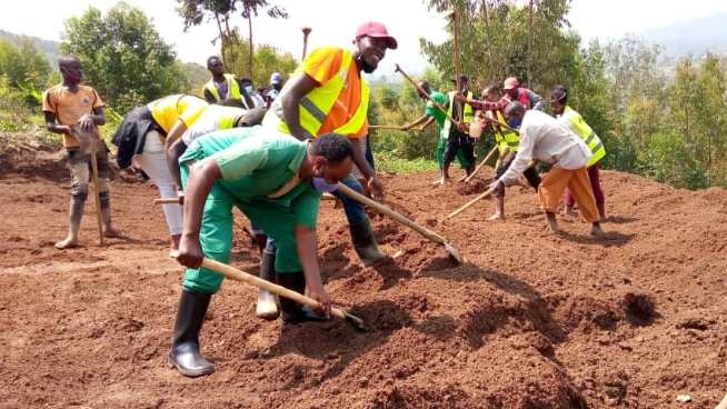 Urubyiruko rw'abakorerabushake mu gikorwa cyo gusiza ahazubakwa inzu y'umuryango wa Irikujije
