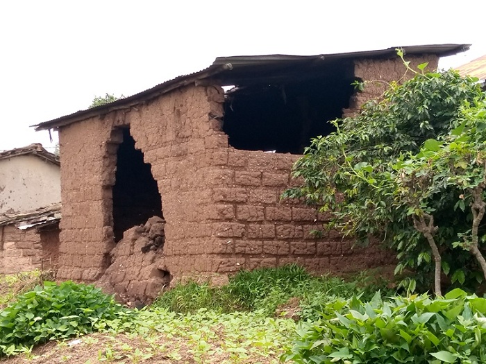 Urukuta rw'iyi nzu yo mu Murenge wa Kinazi rwagushijwe no kuba amazi yaragiye arwinjiramo