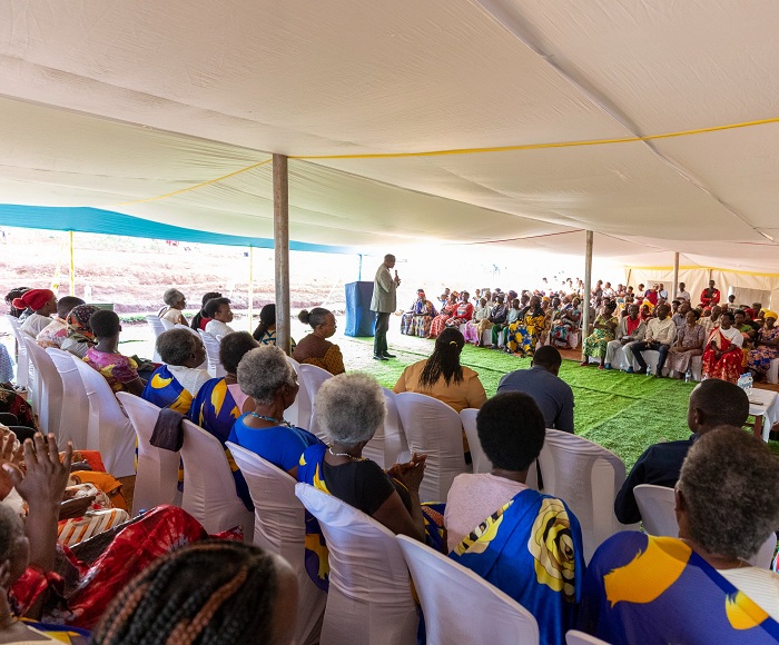 Minisitiri Bizimana aganira n'abitabiriye ibirori byo gusangira Noheli n'Ubunani n'Intwaza