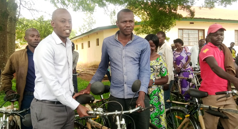 Meya Sebutege yashyikirije abunzi amagare bagenewe 