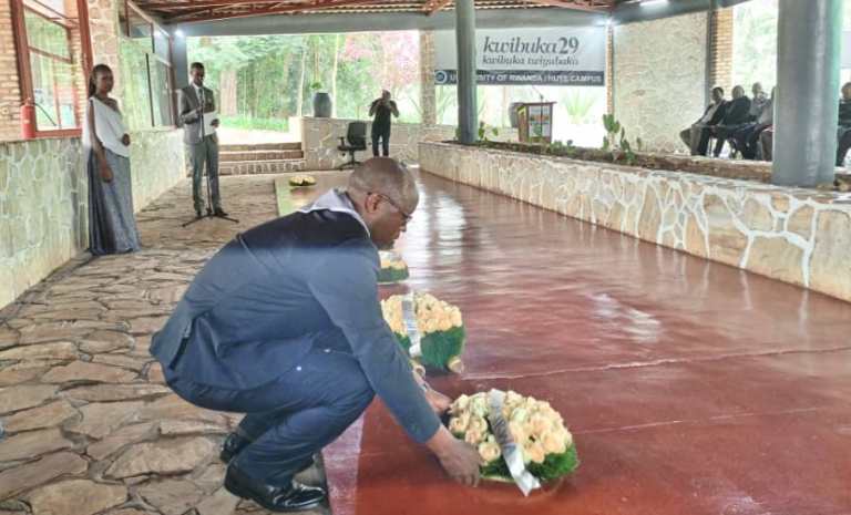 Dr. Didace Kayihura Muganga, na we yunamiye Abatutsi bashyinguwe mu rwibutso rwa Jenoside rwa Kaminuza y'u Rwanda i Huye