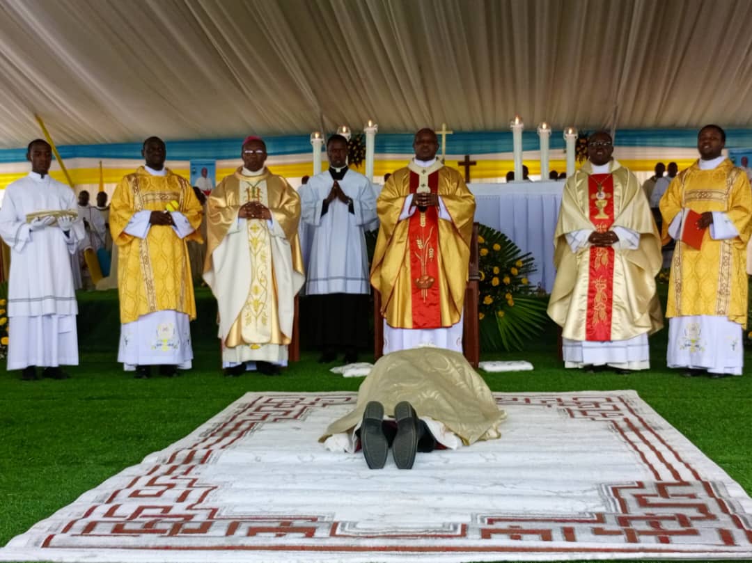 Aha barimo basabira Musenyeri Ntagungira