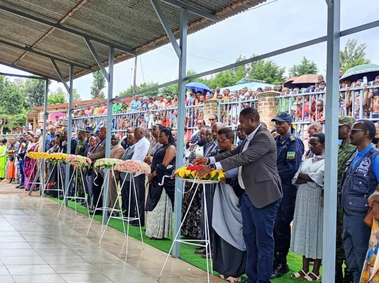 Abitabiriye kwibuka Abatutsi bishwe i Kigoma barabunamiye, banabatura indabo