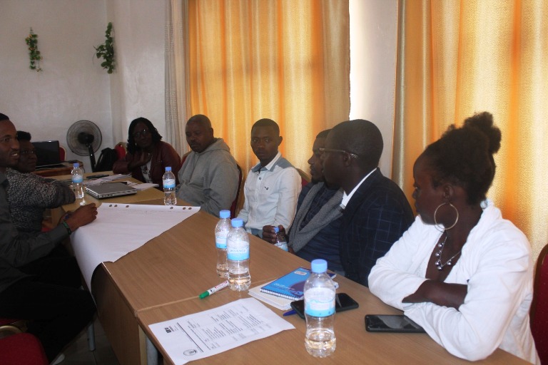 Abanayamakuru bagaragaje ko hari abayobozi b'Uturere bamwe na bamwe batajya bemera ko hari abandi bo mu Turere bayobora babaha amakuru