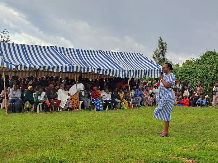 Umunyamabanga wa Leta muri MINALOC, Assumpta Ingabire, aganira n'ababuriye ababo muri icyo kirombe
