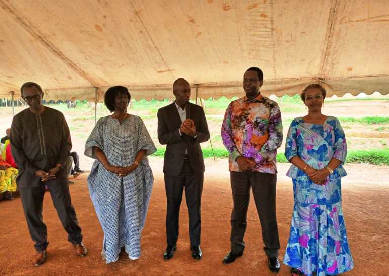 Meya Ange Sebutege (uri hagati), yeretse abatuye mu Murenge wa Mukura abahagarariye Abanyarwanda baba muri Senegal babahaye mituweli