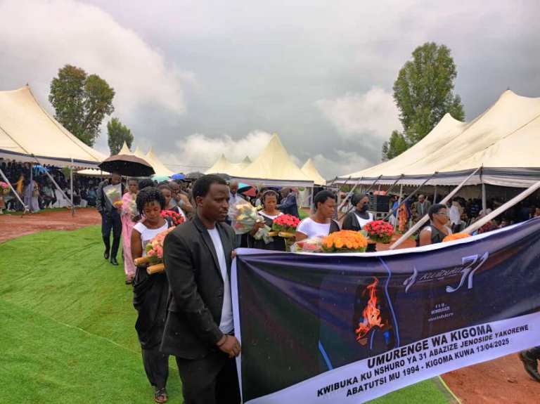 Nyuma y'ibiganiro, abitabiriye Kwibuka i Kigoma bagiye gushyira indabo ku mva Abatutsi bahiciwe bashyinguyemo