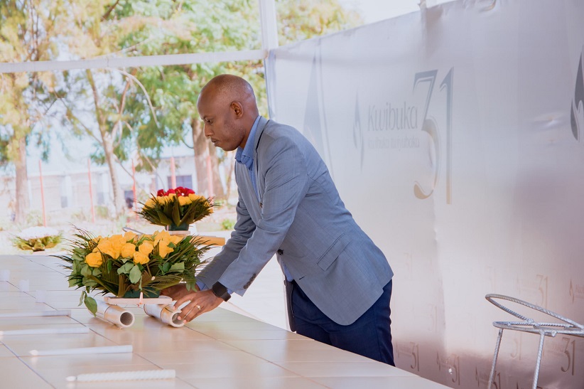 Hamwe n'abikorera bo mu Karere ka Huye, Meya Sebutege yunamiye Abatutsi baruhukiye mu rwibutso rwa Jenoside rwa Ngoma