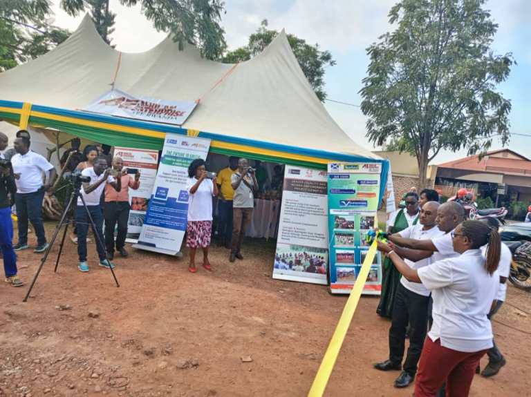 Ubuyobozi bw'Akarere n'ubw'abafatanyabikorwa bwafunguye imurikabikorwa ku mugaragaro