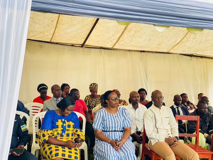 Abayobozi bakomeje kubafata mu mugongo