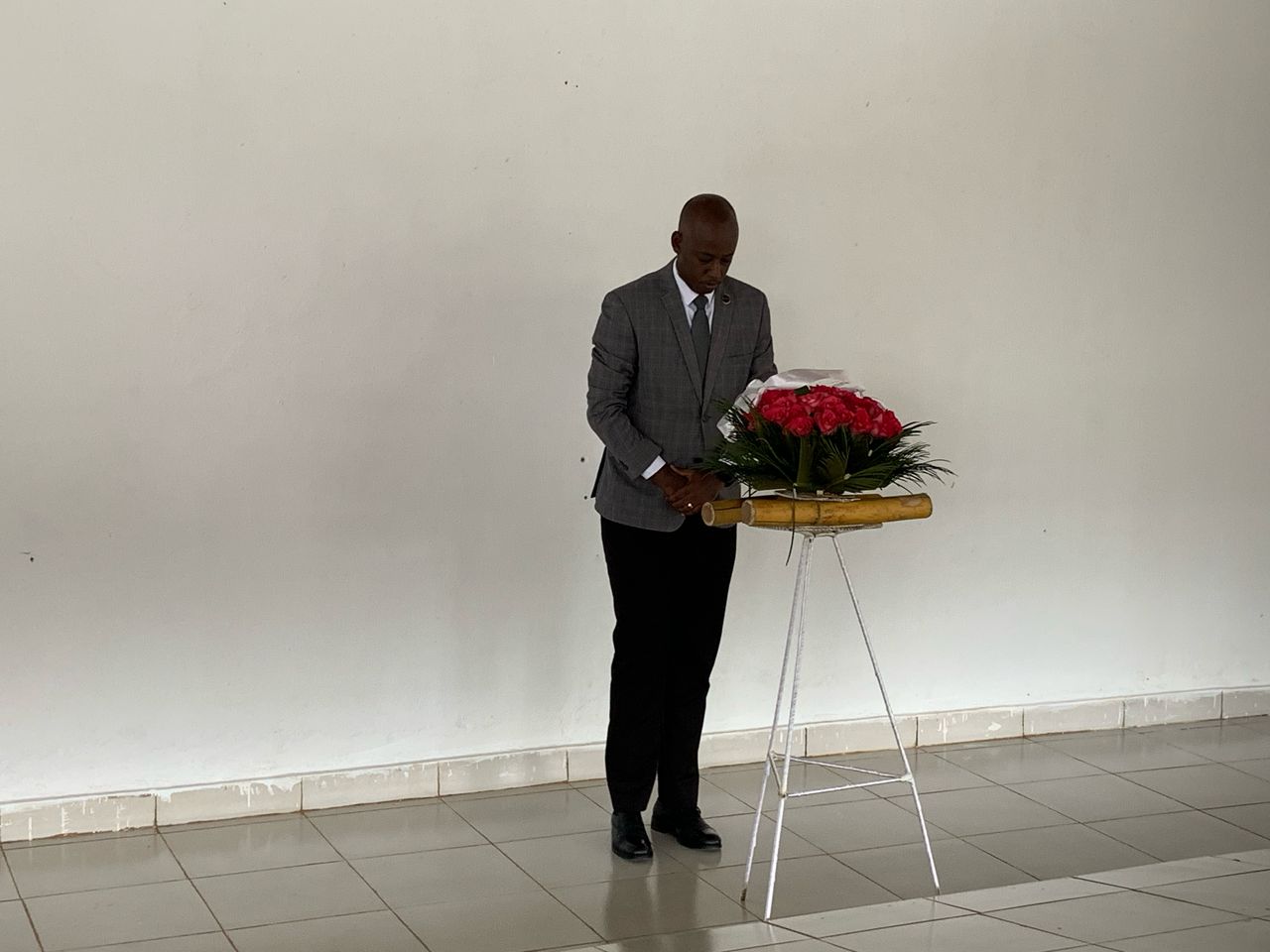 Umuyobozi w'Akarere ka Huye, Ange Sebutege ashyira indabo ku mva