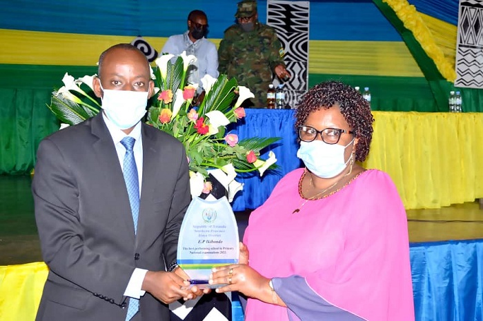 Umuyobozi w'ishuri ribanza, Ikibondo, yashyikirijwe igihembo