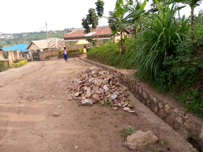 Abatuye muri uyu mudugudu begeranyije amafaranga bagerageza gukora umuferege ariko amafaranga abashirana batarangije igikorwa