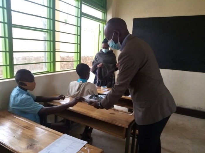 Ku ishuri ribanza rya Matyazo mu Karere ka Huye ni ho ubuyobozi bw'Akarere ka Huye bwatangirije ibizamini bya Leta