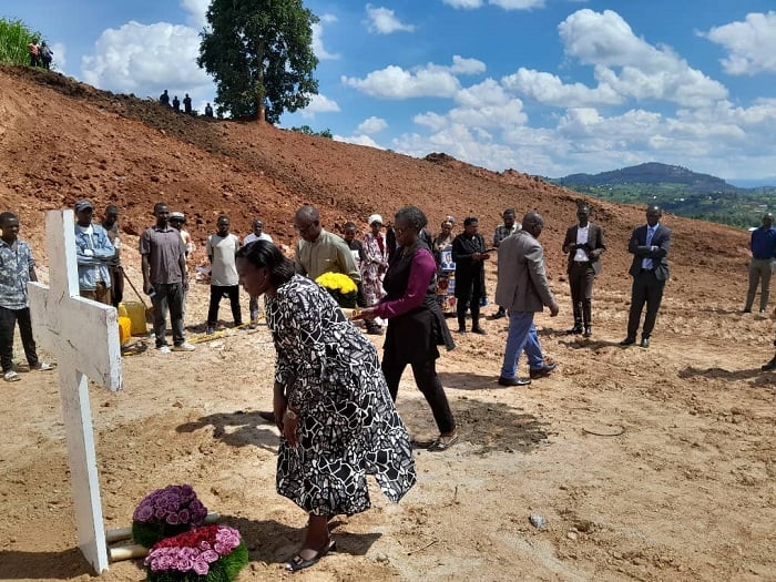 Guverineri w'Intara y'Amajyepfo, Alice Kayitesi, yunamiye abashyinguwe mu kirombe bahezemo