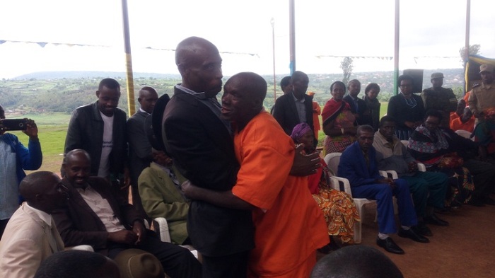 Umusaza Sindambiwe Gervais yahoberanye na Kabandana Augustin yiciye umubyeyi